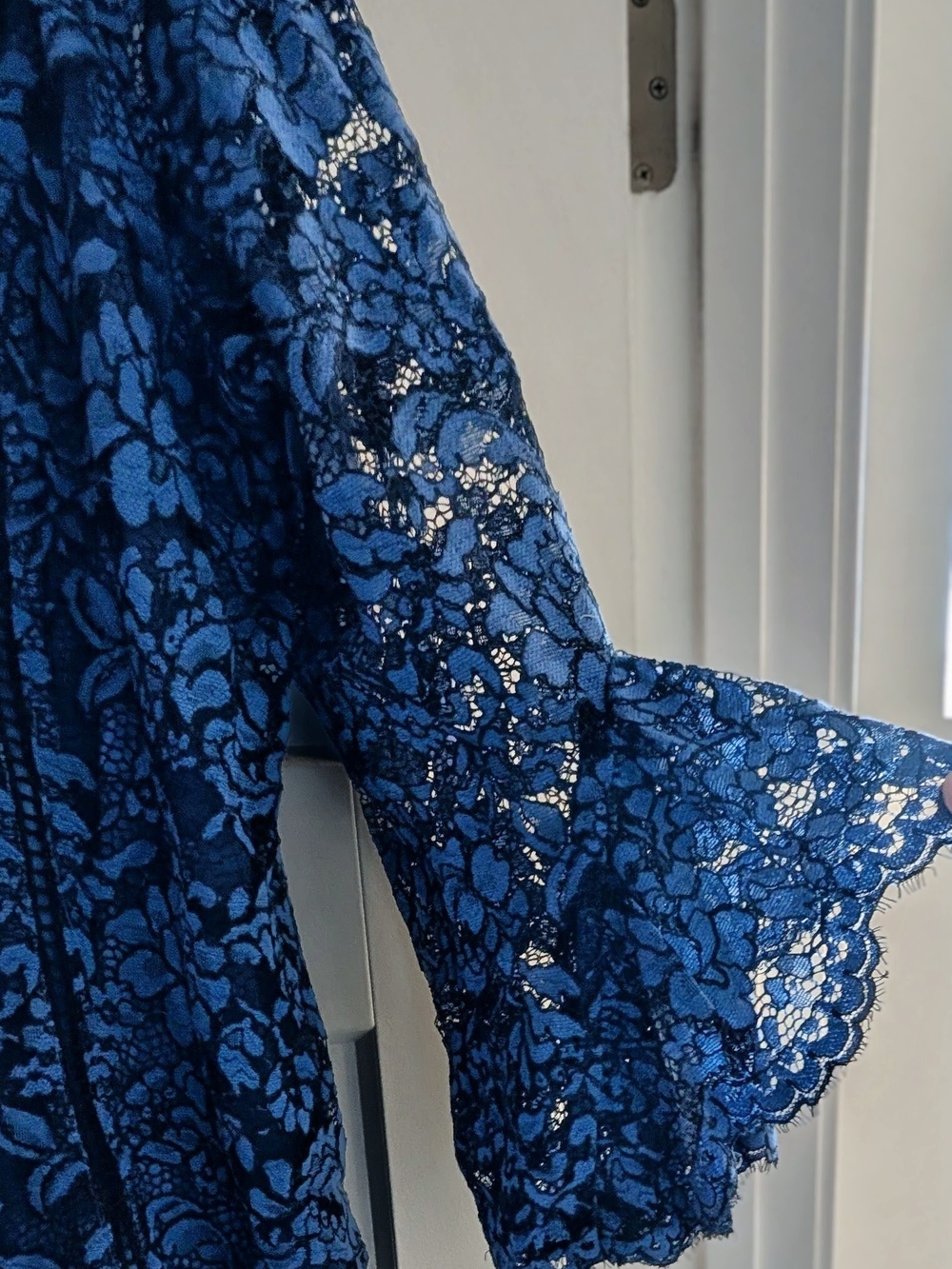 NWOT Isaac Mizrahi Live Plus Size Blue Lace Bell Sleeve Blouse - 1X - Picture 2 of 4